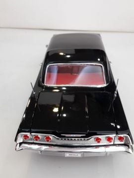 1/18 1963 CHEVROLET IMPALA Diecast Model